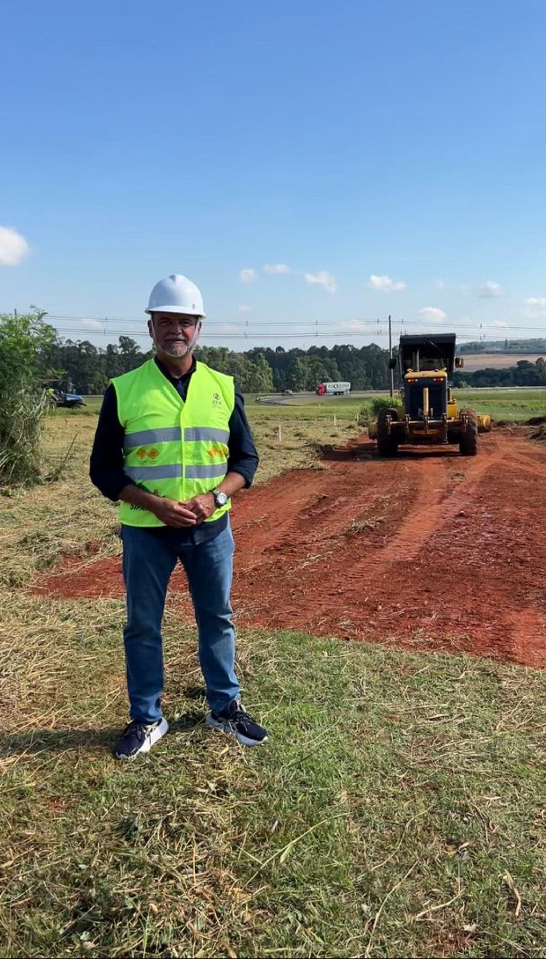 Ricardo Madalena em obra de engenharia, com capacete e colete de segurança