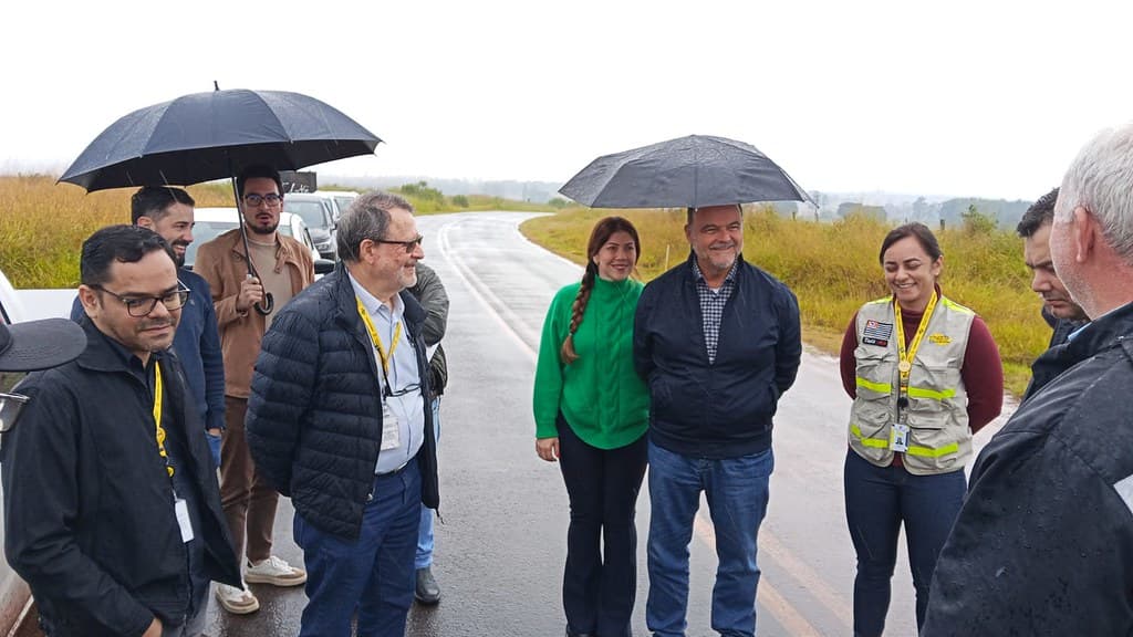 Ricardo Madalena em visita técnica a estrada vicinal em Cerqueira César, sob chuva