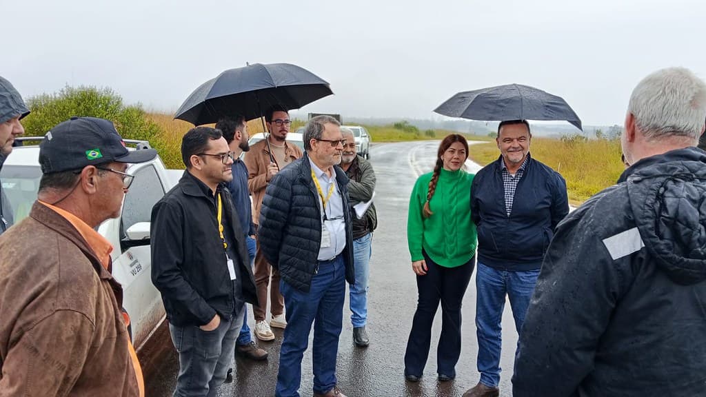 Ricardo Madalena e equipe técnica em estrada vicinal do interior paulista